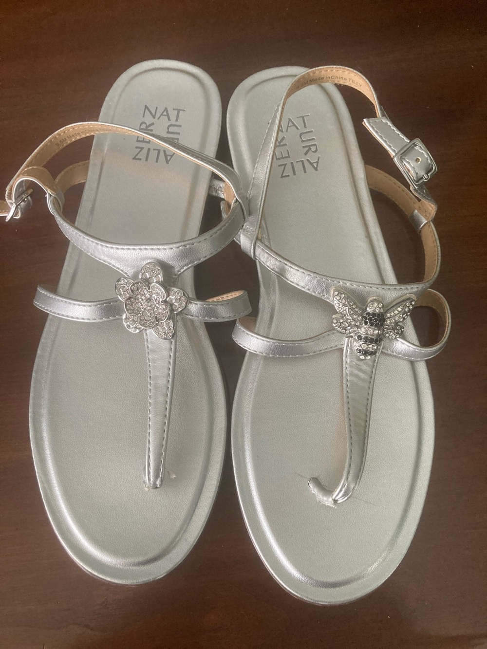 Naturalizer Silver Floral & Butterfly T-Strap Sandals 9.5M Silver